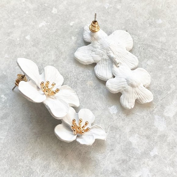 NEW Flower stud earrings in matte white - Picture 4 of 8